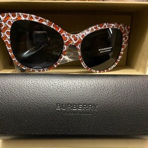 Burberry Sunglasses New in box plus more price Firm***